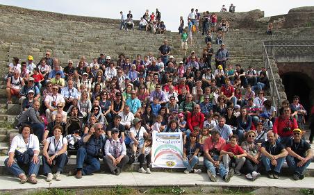 foto di gruppo al teatro di Ostia Antica